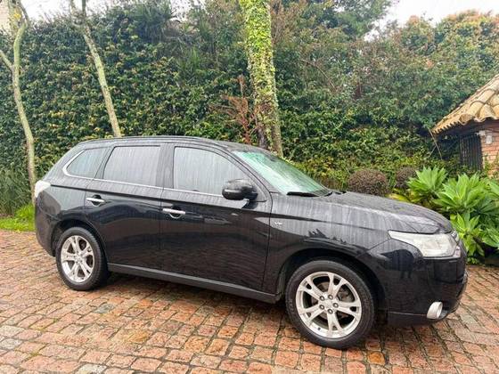 MITSUBISHI OUTLANDER 3.0 GT 4X4 V6 24V GASOLINA 4P AUTOMÁTICO MITSUBISHI OUTLANDER 3.0 GT 4X4 V6 24V GASOLINA 4P AUTOMÁTICO